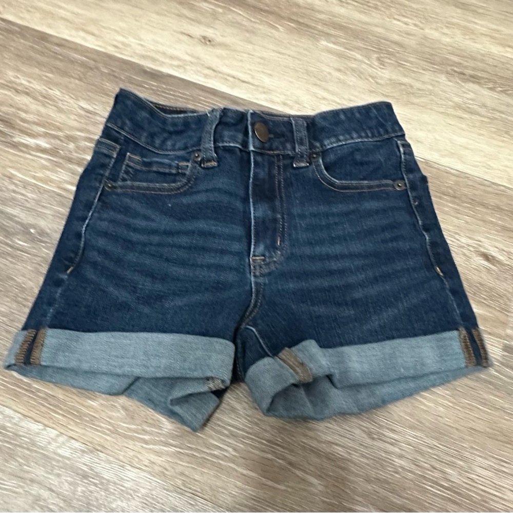 Aero ladies shorts are a size 00.